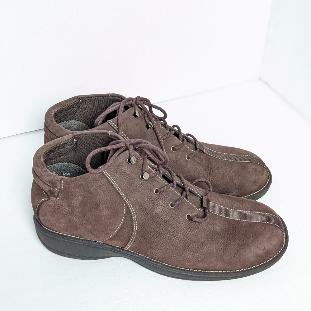 White mountain leather lace up boots